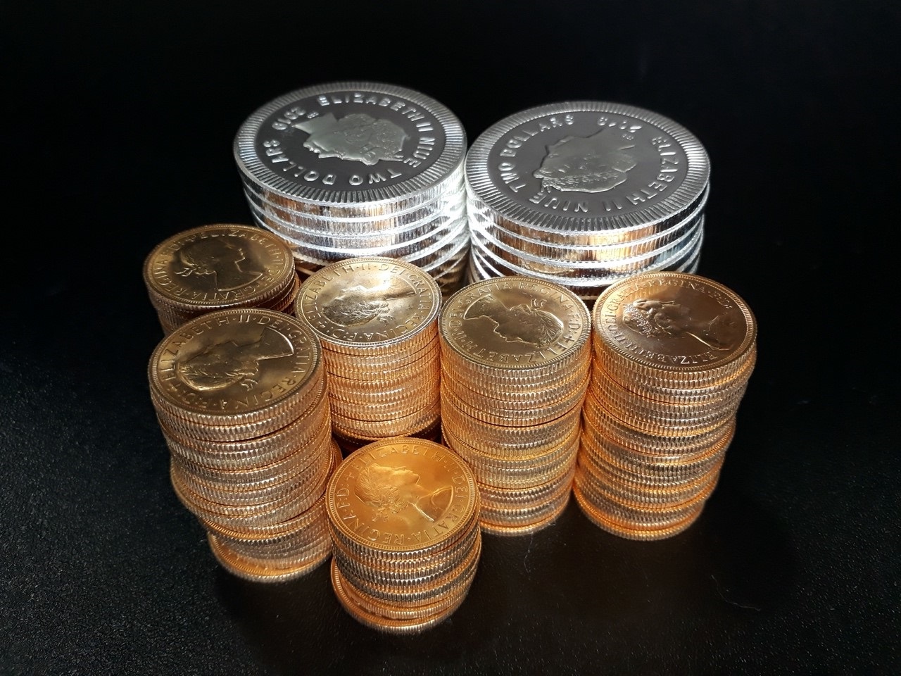 Gold vs Silver - 1kg di ciascun metallo prezioso, in forma monetata, a confronto visivo