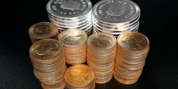 Gold vs Silver - 1kg di ciascun metallo prezioso, in forma monetata, a confronto visivo